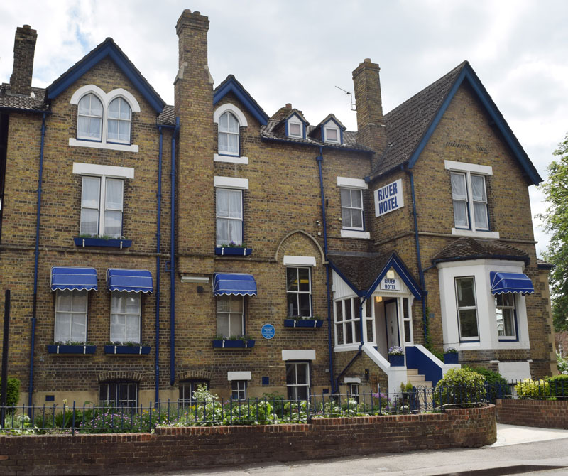 Bridge House (River Hotel)
