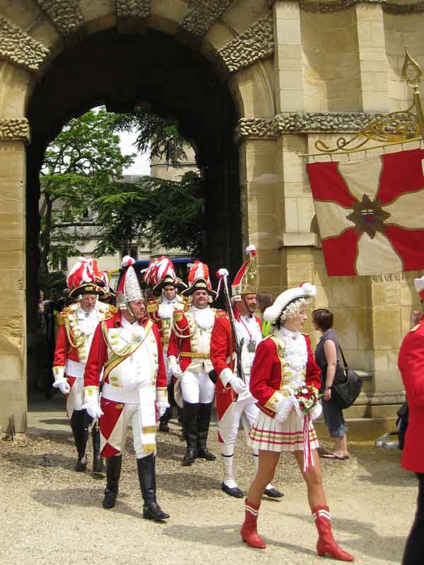 Ehrengarde enter the gate