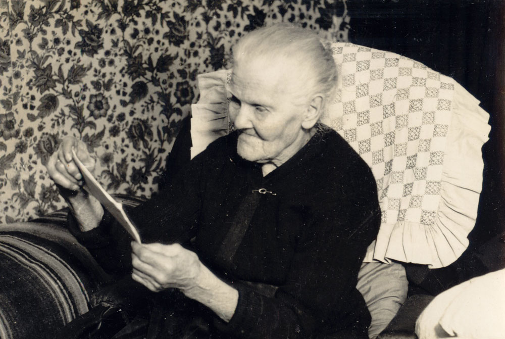 Sarah Garrett reading telegram from the King