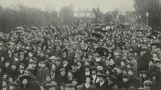 Crowds on Magdalen Bridge