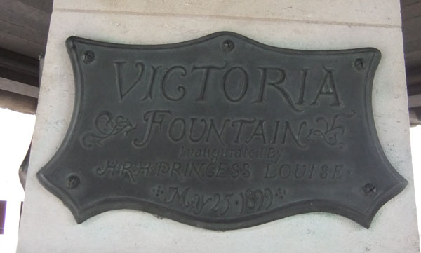 Original plaque on the fountain