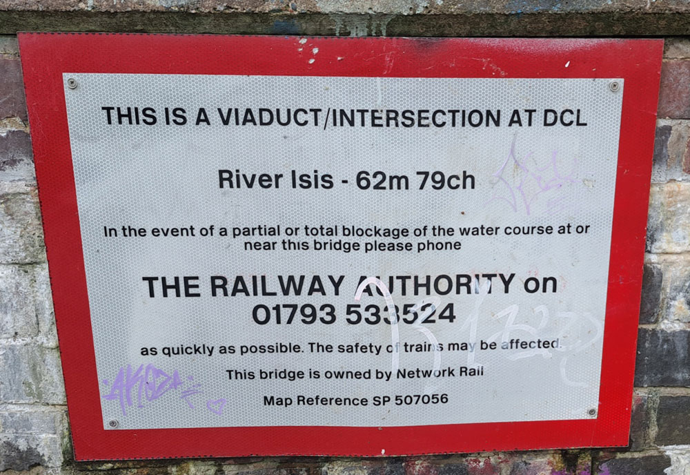 Reference to "River Isis" on railway bridge